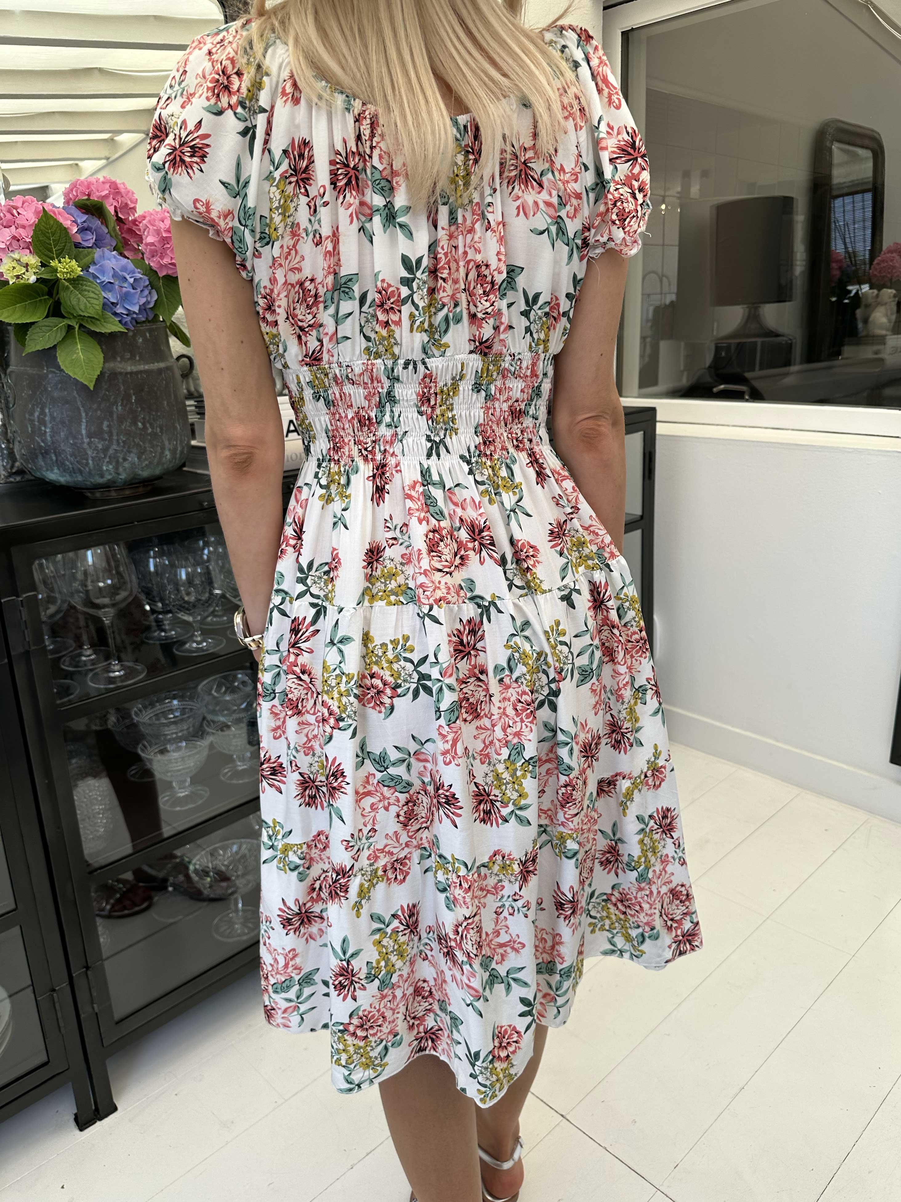 Finalia Summer Short - Söt blommig klänning med puffärmar - Red